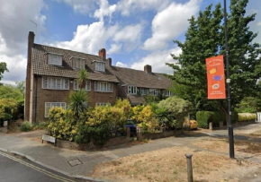 Great 5-Bedroom House in Thornton Road sleeps 14+